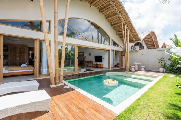 Louisa - 2BR Private Pool Villa in Kerobokan, Забронировать  Отели провинции Бали с парковкой, Парковка