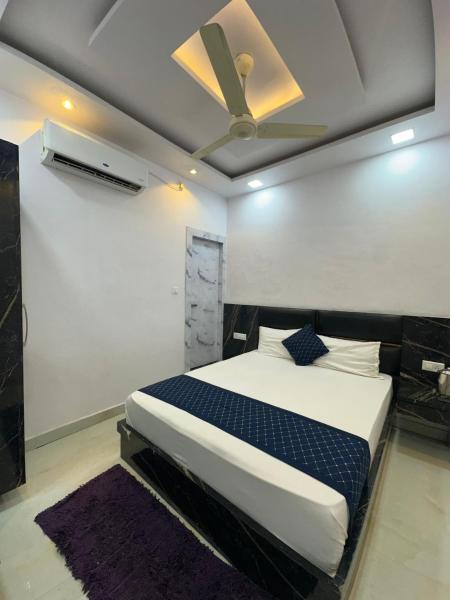 Hotel Peepal Tree Prayagraj, Забронировать  Отели штата Уттар-Прадеша с парковкой, Парковка