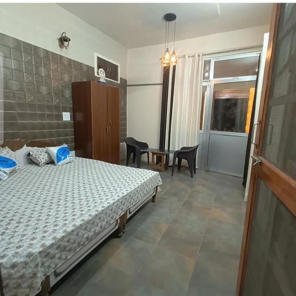 Silor mahadev home stay, Забронировать  Отели Алмора с парковкой, Парковка