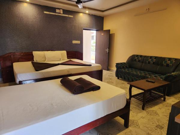 SKT\s Wisteria Inn, Забронировать  Отели штата Тамилнада с парковкой, Парковка