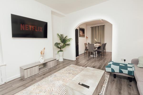 Stylish 3 Bed Home with 4 beds- 5 Min walk From Anfield Stadium, Забронировать  Anfield 