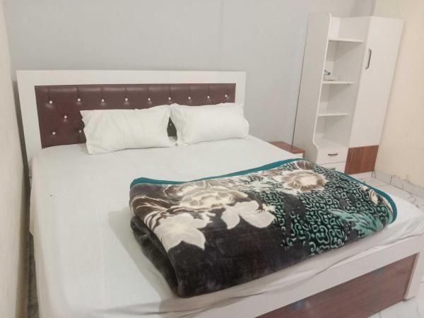 Hotel O by OYO WELCOME TO GUEST HOUSE, Забронировать  Chāndpur штат Уттар-Прадеш