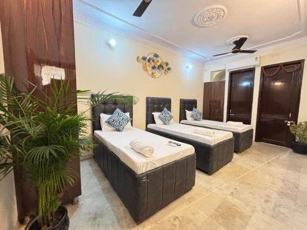 Homestay Fortune Home Ansal Golf Link 1, Забронировать  Отели Грейтер-Нойда с парковкой, Парковка