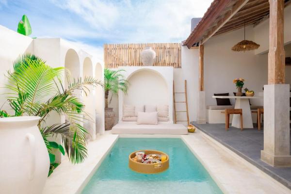 Casa Aurora - Brand New 1 BR Pool Villa - Only 7 Min to Savaya, Забронировать  Отели Улувату с парковкой, Парковка