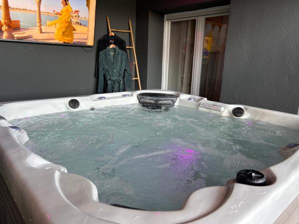 la suite prestige avec SPA SAUNA NETFLIX JARDIN, Забронировать  Champigneulles 