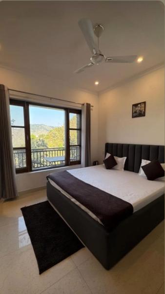 Sarins Mistville 4BHK Villa Mall Road, Забронировать  Отели Массури с парковкой, рядом с Camel's Back Road, Парковка