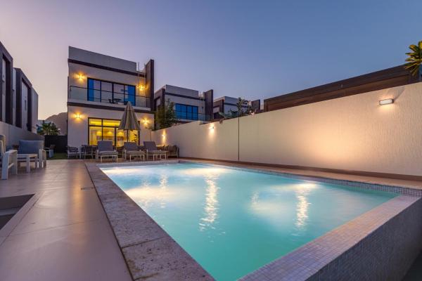 Grand 4BR Villa with Majestic Mountain and Sea Views, Assistant Room, and Private Pool, Just a Few Minutes Drive from Fujairah Finest Beaches and Camping Sites, Al Dana Island, Fujairah by Deluxe Holiday Homes, Забронировать  Фуджейра ОАЭ