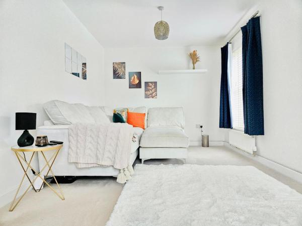 Modern 3-Bed plus Office - Walk to Bicester Village, Забронировать  Отели Котсуолда с парковкой, Парковка