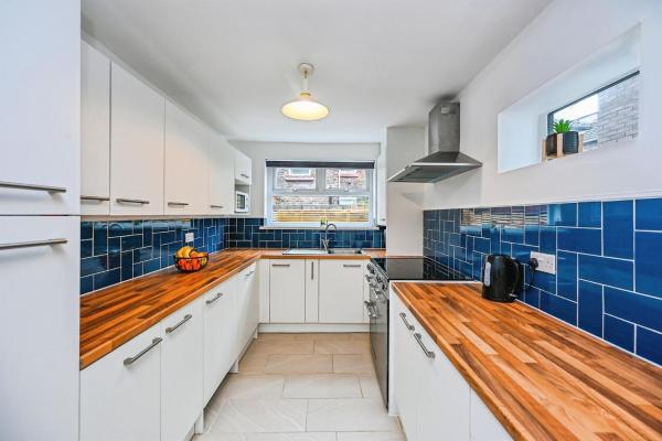 4 bed house Liverpool L7, Забронировать  Отели Ливерпуля с парковкой, Парковка