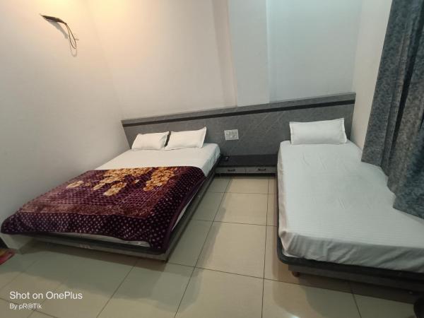 Hotel Madhuram 450 Mtr Ringus Railway STN, Забронировать  Отели штата Раджастхана с парковкой, Парковка