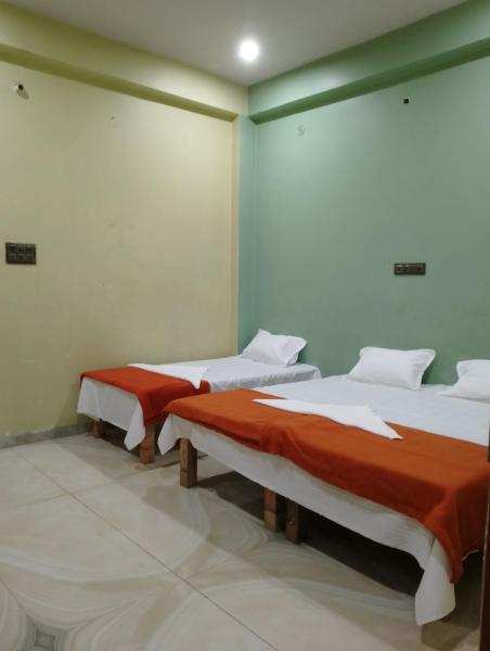 Shreeji homestay, Забронировать  Отели штата Уттар-Прадеша с парковкой, Парковка