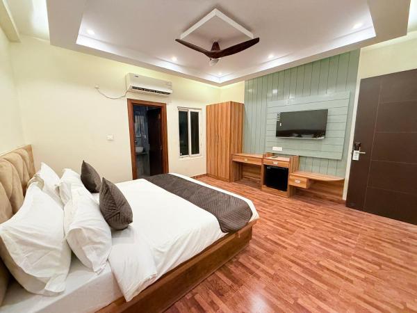 The Prominence Hotel Greater Noida, Забронировать  Отели Грейтер-Нойда с парковкой, Парковка