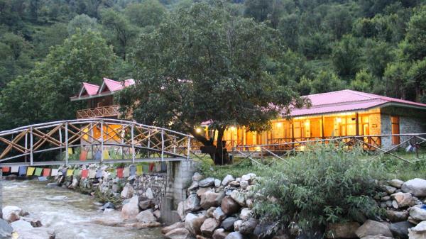 Zannat Riverfront Retreat - Tirthan Valley, Забронировать  Отели Гушайни с парковкой, Парковка