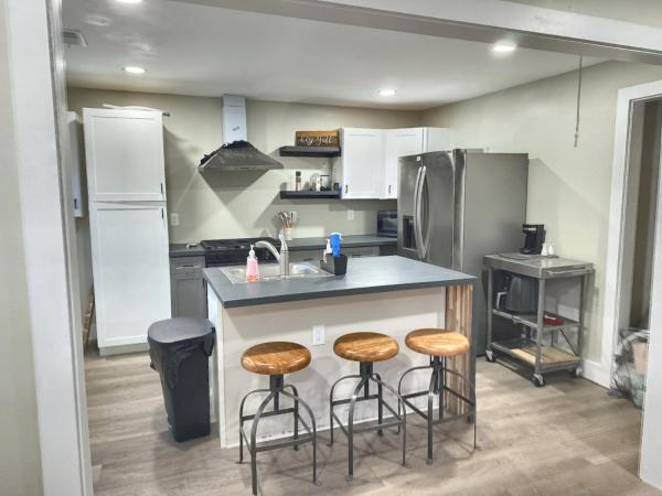 Peach City Suites, Забронировать  Атланта Джорджия, рядом с Tyler Perry Studios