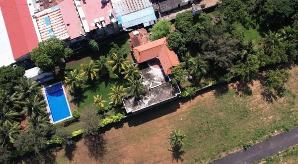 Divu - Azure Opulence Beachfront Villa, Забронировать  Отели Махабалипурам с парковкой, Парковка