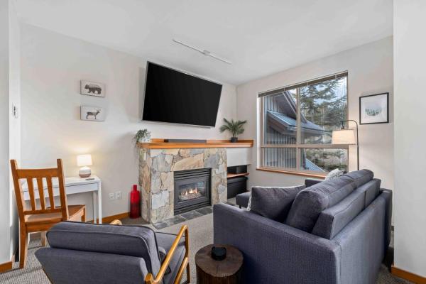 2BR in Symphony, Hot Tub, Gas Fireplace, Epic Village Location, Ski Shuttle, Забронировать  Отели Уистлер с парковкой, рядом с Whistler Library, Парковка