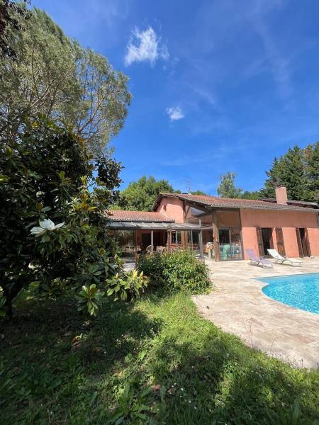 La Villa Moum - Maison de famille, Забронировать  Отели Вьен с парковкой, рядом с Музей ткачества, Парковка