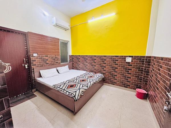 Shri Radha ji Guest House, Забронировать  Отели штата Уттар-Прадеша с парковкой, Парковка
