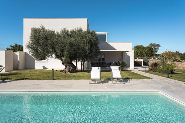 HelloAPULIA Villa Annita - Enchanting Sea-View Villa - superb location 2 minutes from beach and restaurants, Забронировать  Монополи Bari Province