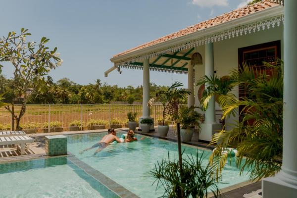 ISOLA - Surf House, Забронировать  Отели Округа Галле с парковкой, Парковка