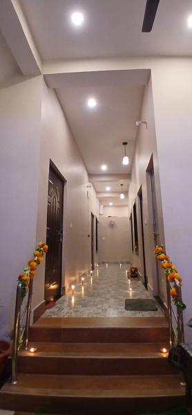 Omkar Bhawan Home Stay, Забронировать  Отели штата Уттар-Прадеша с парковкой, Парковка
