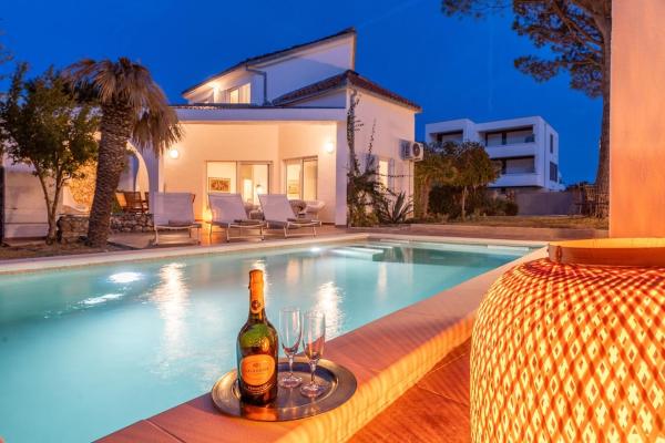 Villa Ficus mediterranean style villa with pool, Забронировать  Отели Новалья с бассейном, Бассейн