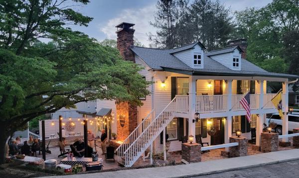Dahlonega Inn on Main, Забронировать  Отели в центре Далонеги, в центре
