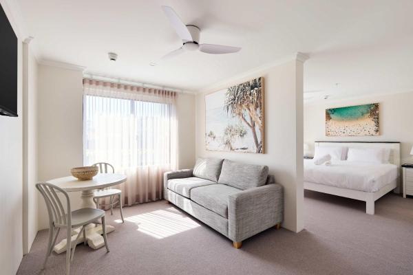 King Bed with Sofa Bed Studio at Manly - 3min walk to Corso & Manly Beach, Забронировать  Отели Sydney Region с парковкой, Парковка