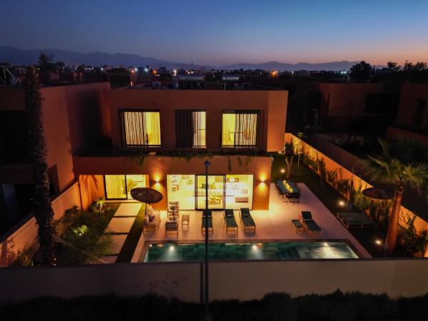 Villa Marleanis 5 suites 300m2 piscine chauffée privative 11m de long résidence avec gardien, Забронировать  Отели Марракеша с бассейном, рядом с Аквапарк Oasiria, Бассейн