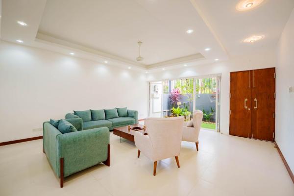 Luxury 5BR Family Villa - Minutes to Colombo, Забронировать  Отели Западной провинции с парковкой, Парковка