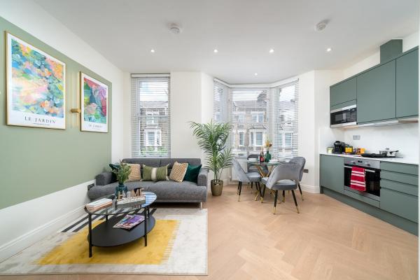 2BR-Central London Sleeps 5-Family & Team Friendly-3 mins away from station, Забронировать  Лондон Большой Лондон, рядом с Haymarket