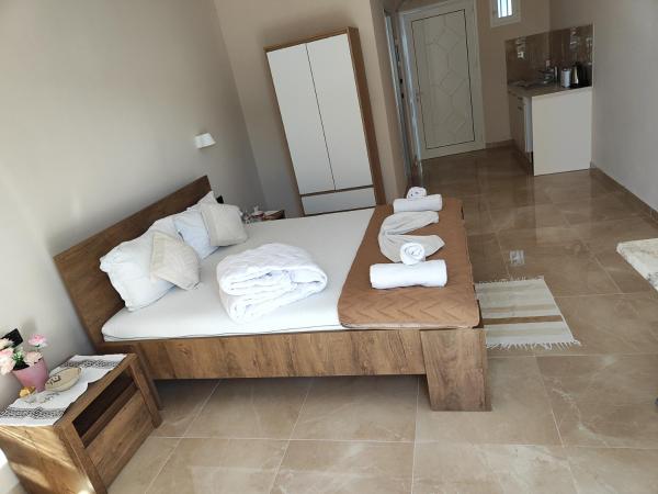 Yanna Studios & Apartments
