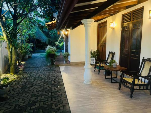 Weligama Surf Villa, Забронировать  Отели Округа Галле с парковкой, Парковка
