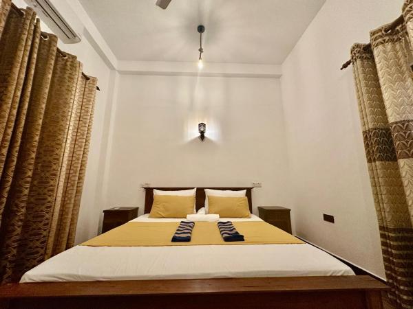 The Hans Villa Midigama - 20m to the Beach, Забронировать  Отели Округа Галле с парковкой, Парковка