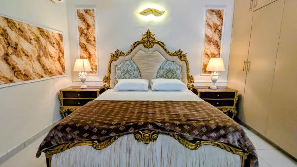 RSB Guest House in Bahria Town Karachi, Забронировать  Отели Карачи с парковкой, Парковка