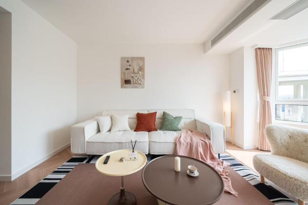EHUB - Modern-Style, Fully Equipped Apartment with 3Bedroom near Bund, Забронировать  Отели Шанхая с бассейном, рядом с Shanghai East Jinling Road Ferry Station, Бассейн