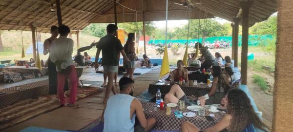 White sand cafe hampi, Забронировать  Отели штата Карнатаки с парковкой, Парковка
