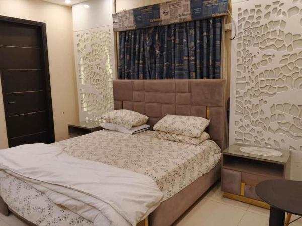 Holiday one guest house, Забронировать  Отели Карачи с парковкой, Парковка