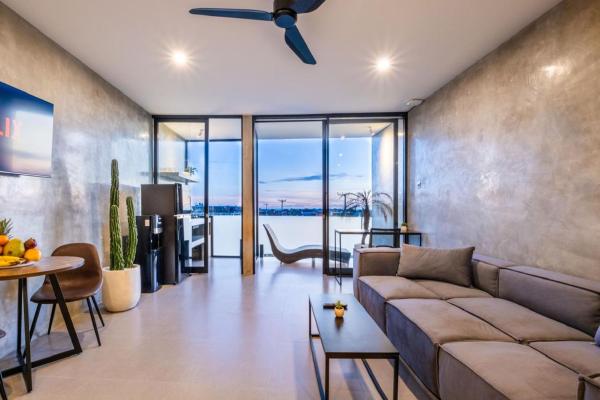 Brand new apartment with stunning sunset views, Забронировать  Отели провинции Бали с парковкой, Парковка