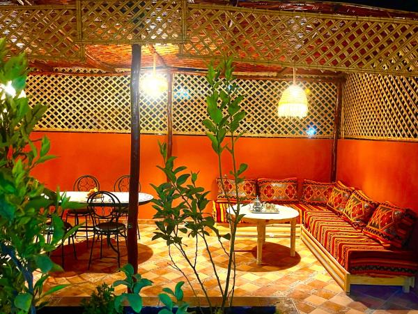 Dar Itran Traditionelles Haus mit 2 Apartments & Garten bei Taghazout, Забронировать  Отели Аурир с парковкой, Парковка