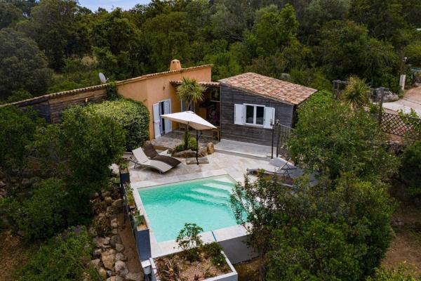 Le Cabanon by Pinarello Villa Services, Забронировать  Отели Дзондза с парковкой, Парковка