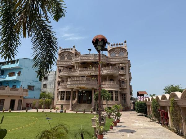 Virasat Haveli, Забронировать  Отели штата Уттар-Прадеша с парковкой, Парковка