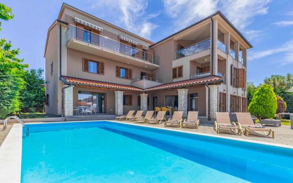 Istriensonne - Villa Nasti AP 1,2,3,4 mit Pool, Забронировать  Отели Баньоле с парковкой, Парковка