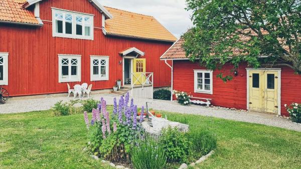 Villa With Lake Vättern Views Near Gränna, Забронировать  Отели Vättern с парковкой, Парковка
