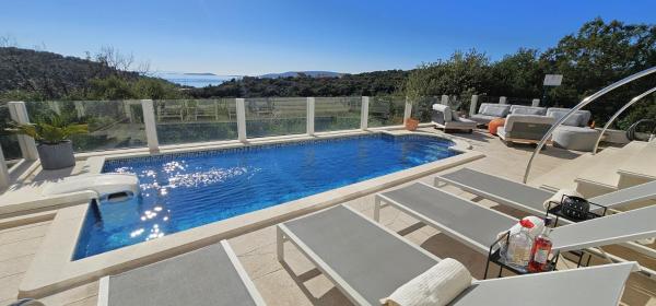 Pool, 300m to beach, private location, sea view - Villa Zelena, Забронировать  Округ-Доньи Ciovo Island
