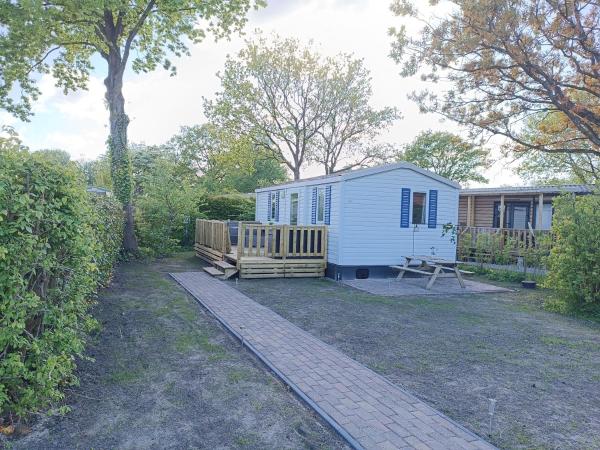BJ Chalets - Simonsgat 40 - Vakantiepark Lauwersoog- Chalet aan SPEELTUIN, Забронировать Шале Отели Lauwersmeer с парковкой, Парковка