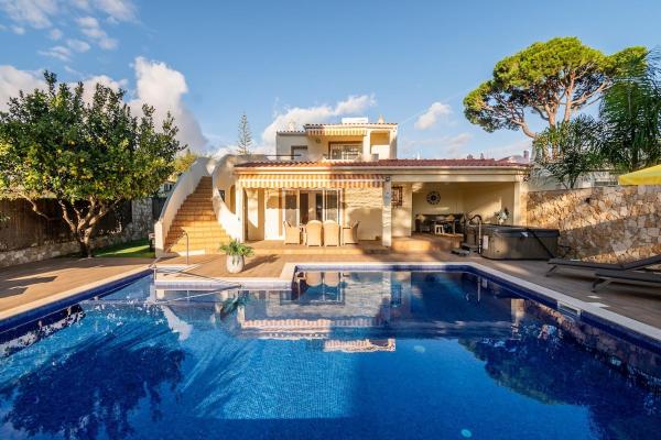 Villa Louanna, Забронировать  Отели Виламура с парковкой, Парковка