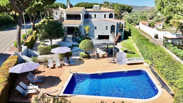 Villa Linda Rosa, CD 302 by Cleverdetails private pool, prime location, Забронировать  Отели Виламура с парковкой, Парковка