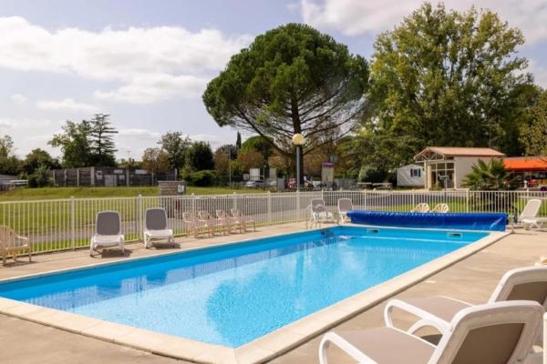 ZEcamping 3 animaux acceptés piscine et restaurant, Забронировать  Отели Сент с бассейном, рядом с Saintes Golf, Бассейн