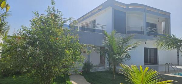 Villa Djiby, Забронировать  Отели Мбур с бассейном, Бассейн